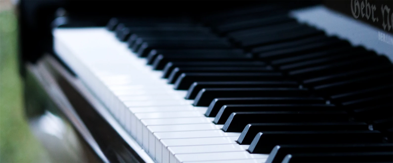 Une photo format paysage du clavier d'un piano noir et blanc